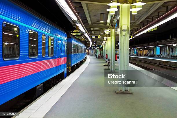 Pociąg Pasażerski W Nocy Dworzec Centralny W Sztokholmie Szwecja - zdjęcia stockowe i więcej obrazów Arteria
