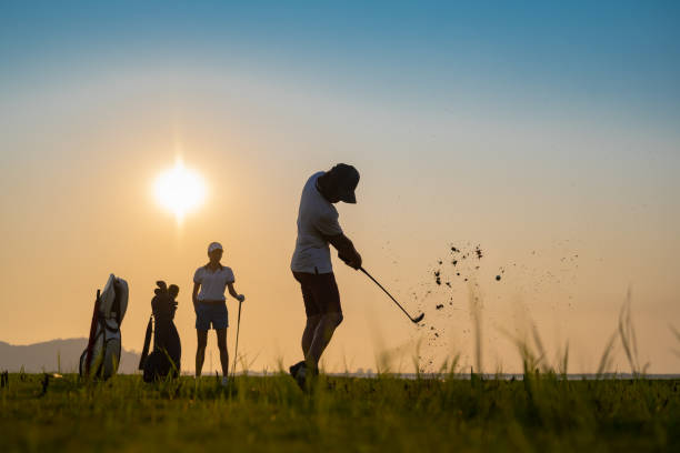 frappez vers l’avant ensemble - golf golf swing putting cheerful photos et images de collection