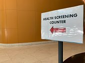 eine-beschilderung-des-gesundheitsscreenings-inmitten-der-covid-19-pandemie.jpg?b=1&s=170x170&k=20&c=-gZINzh-yssjGv8EjeJlNPGDib0iCACiZC-3bA3sbWs=