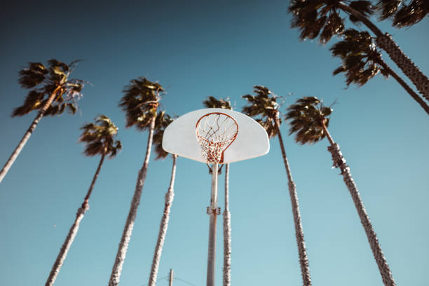 basketballkorb auf basketballplatz unter himmel - basketball basketball hoop california southern california stock-fotos und bilder