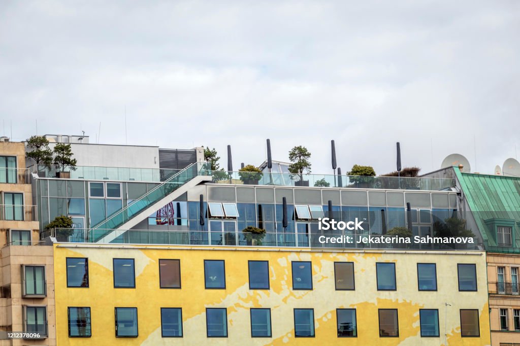 Edificio residencial con terraza sostenible en la azotea - Foto de stock de Aire libre libre de derechos