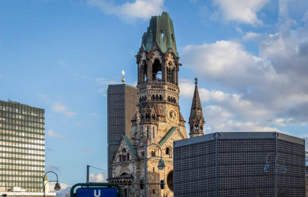 kaiser wilhelm memorial church of gedachtniskirche, een van de iconische bezienswaardigheden van berlijn, hoofdstad van duitsland - west berlijn stockfoto's en -beelden