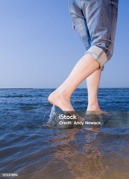 Photo libre de droit de Promenade Sur La Plage banque d'images et plus d'images libres de droit de Avoir de l'eau à la cheville - Avoir de l'eau à la cheville, Femmes, Marcher