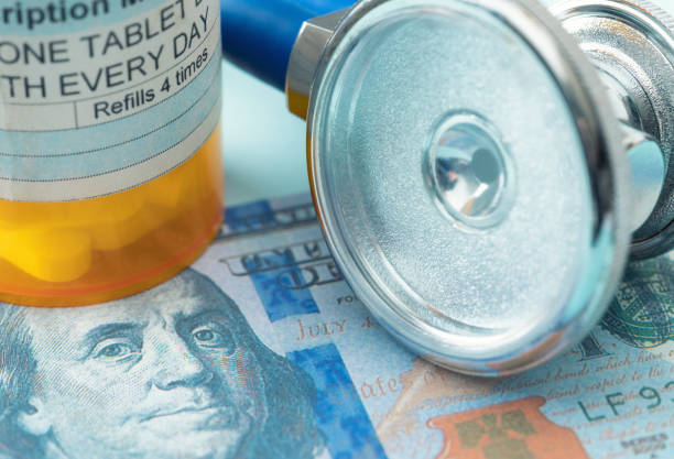 alto costo dei farmaci soggetti a prescrizione medica - currency stethoscope medicare usa foto e immagini stock