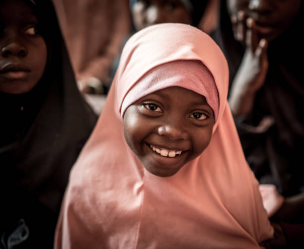 Muslimische kleine Mädchen in der Schule – Foto