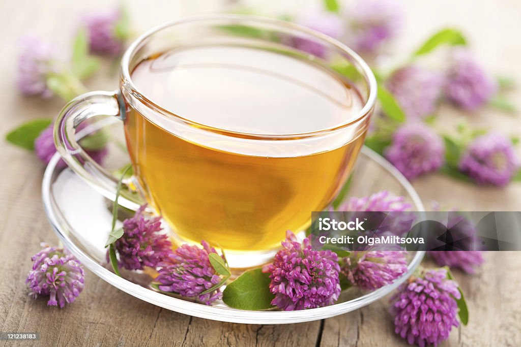 Tisane de fleurs et un Trèfle - Photo de Thé - Boisson chaude libre de droits