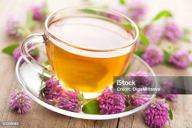 Photo libre de droit de Tisane De Fleurs Et Un Trèfle banque d'images et plus d'images libres de droit de Thé - Boisson chaude - Thé - Boisson chaude, Trèfle, Aromathérapie