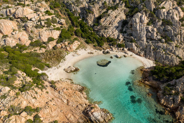 luftaufnahme des schönen strandes, cala napoletana auf sardinien - insel caprera stock-fotos und bilder