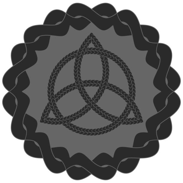 ilustraciones, imágenes clip art, dibujos animados e iconos de stock de símbolo pagano celta blanco y negro triquetra en marco ornamentado gris entrelazado - agnosticismo