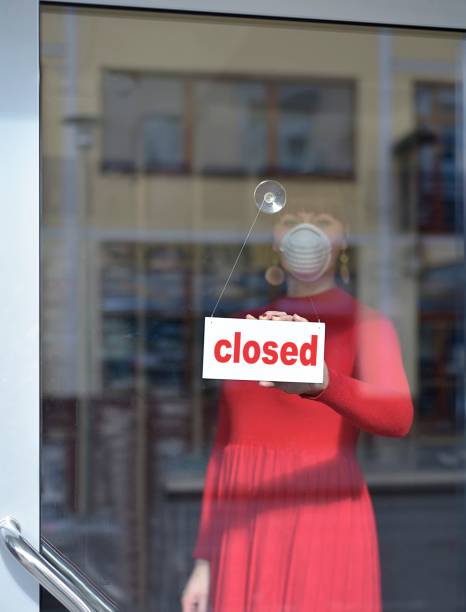 woman in closed shop with mask - your text closed - close to moving up closed women imagens e fotografias de stock