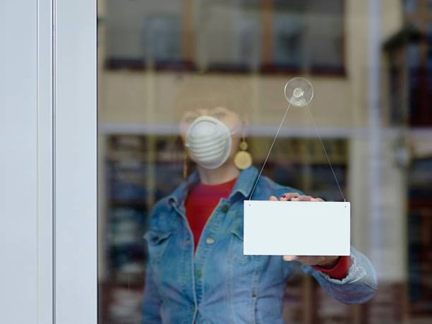mulher em loja fechada com máscara - seu texto fechado - close to moving up closed women - fotografias e filmes do acervo