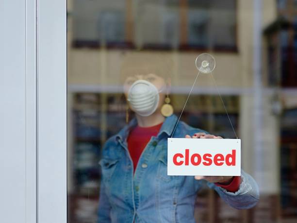 mujer en tienda cerrada con máscara - su texto cerrado - eastern european fotografías e imágenes de stock