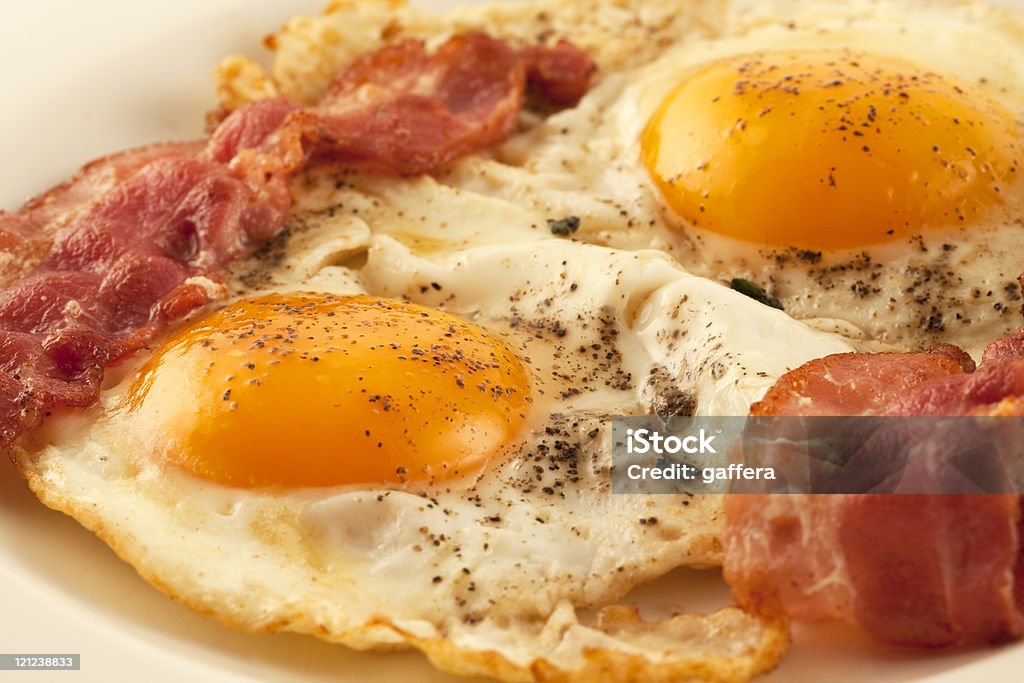 Huevos fritos con tocino - Foto de stock de Alimento libre de derechos