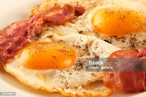 Huevos Fritos Con Tocino Foto de stock y más banco de imágenes de Alimento - Alimento, Color - Tipo de imagen, Color vibrante