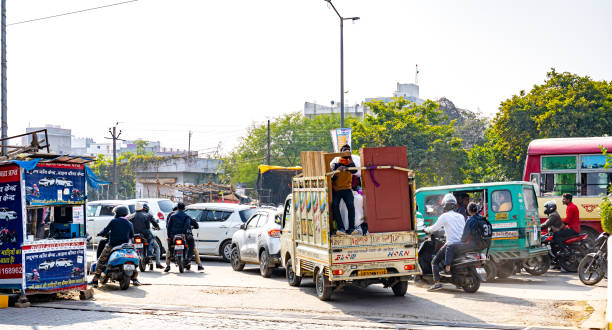 rua crowed em nova deli, índia - india mumbai delhi crowd - fotografias e filmes do acervo