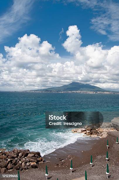 Mt Sul Vesuvio E Golfo Di Napoli Italia - Fotografie stock e altre immagini di Ambientazione esterna - Ambientazione esterna, Baia, Collina