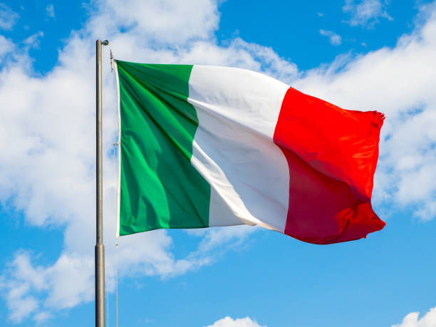 bandera italiana ondeando - país área geográfica fotos fotografías e imágenes de stock