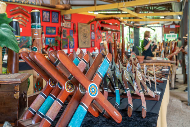 kuranda village downtown street view, original rainforest markets em kuranda, austrália. - australia boomerang aboriginal aborigine - fotografias e filmes do acervo