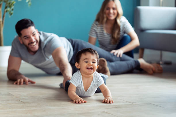 집에서 바닥에 앉아있는 동안 아기 아들과 놀고있는 예쁜 젊은 부모. - floor two parent family couple home interior 뉴스 사진 이미지