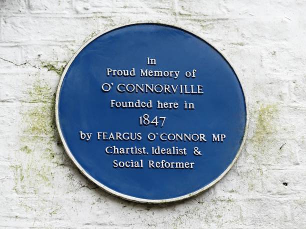 niebieska tablica w dumnej pamięci o'connorville założona przez feargus o'connor mp w 1847 roku w heronsgate, hertfordshire - idealist zdjęcia i obrazy z banku zdjęć