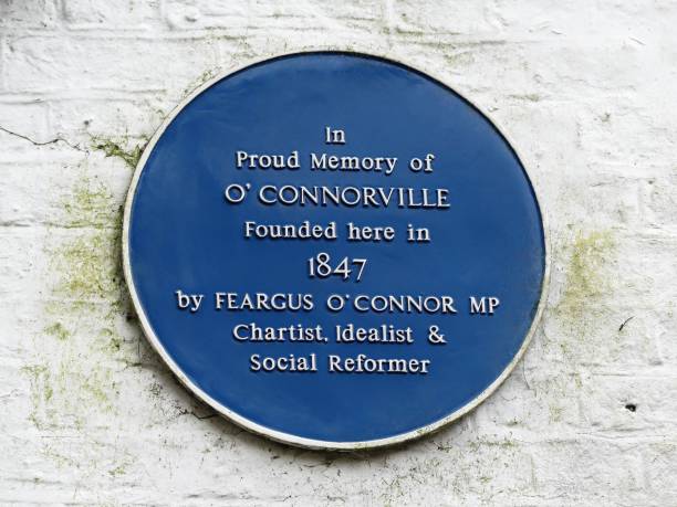 blue plaque in proud memory of o'connorville founded by feargus o'connor mp in 1847 at heronsgate, hertfordshire - idealist imagens e fotografias de stock