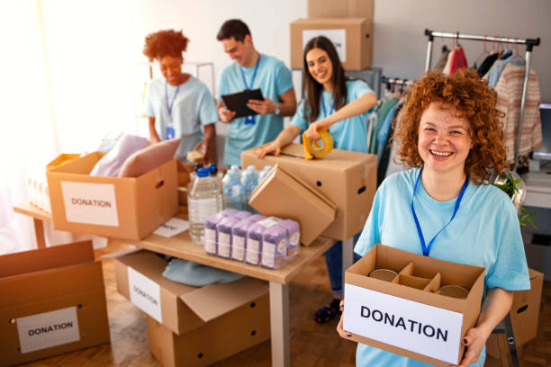 倉庫で食糧寄付を集めるボランティア。 - charity and relief work 写真 ストックフォトと画像