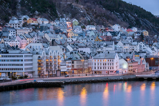 uma bela fotografia tirada após o pôr do sol da cidade de aalesund, noruega - urban scene building exterior reflection house - fotografias e filmes do acervo