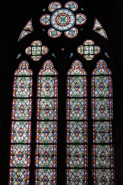 mosaic of a stained glass arched window in notre dame de paris, before the fire - church close up paris france gothic style imagens e fotografias de stock