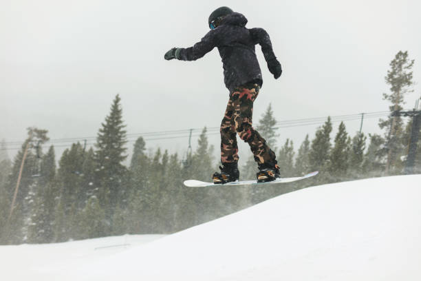 actividades de esquí y snowboard en ski resort town en las montañas rocosas de colorado - ski jumping snowboarding snowboard jumping fotografías e imágenes de stock