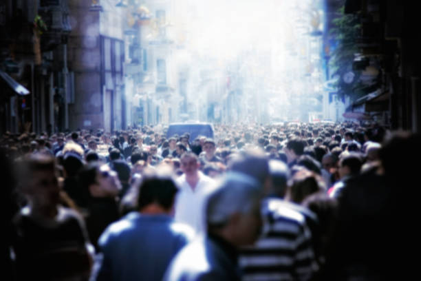 foule de personnes marchant sur la rue animée de ville - épidémie photos et images de collection