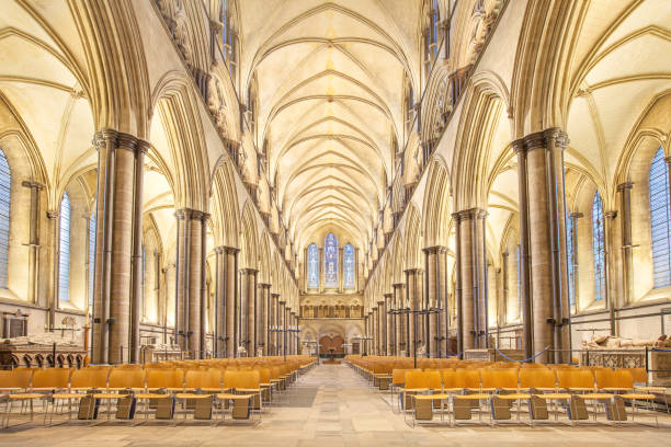 catedral de salisbury interior inglaterra reino unido - cathedral gothic style indoors church - fotografias e filmes do acervo
