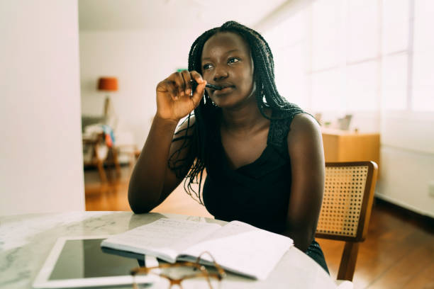 pensive student learning at home - braids african descent women pensive imagens e fotografias de stock