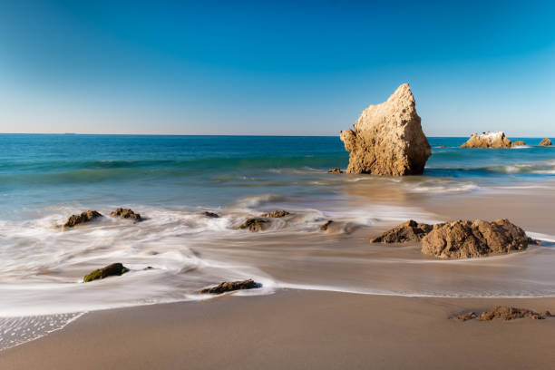 малибу восход над ла-пьедра государственный пляж - horizon over water malibu california usa стоковые фото и изображения