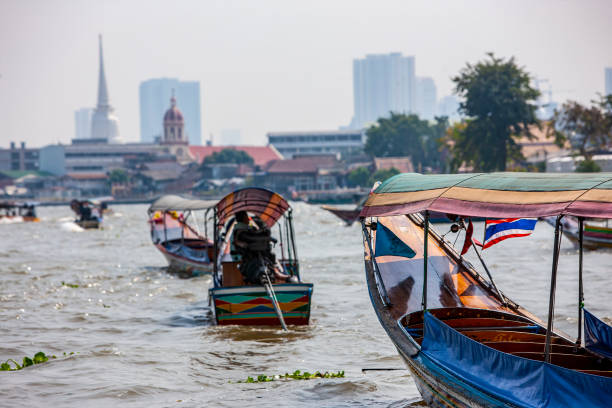 słynne kolorowe tajskie łodzie longtail na rzece chao phraya, w samym sercu bangkoku. - bangkok thailand asia water taxi zdjęcia i obrazy z banku zdjęć