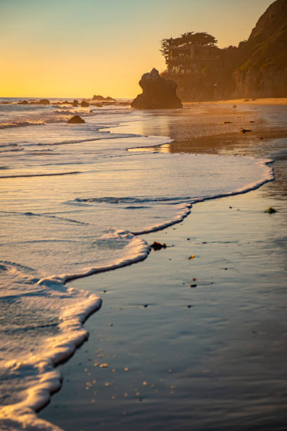 マリブ 夕日 オーバー エル マタドール ビーチ - horizon over water malibu california usa ストックフォトと画像