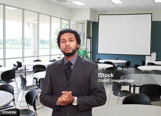 Hombre De Negocios En La Sala De Juntas Negro Foto de stock y más banco de imágenes de Adulto - Adulto, Adulto joven, Adulto maduro