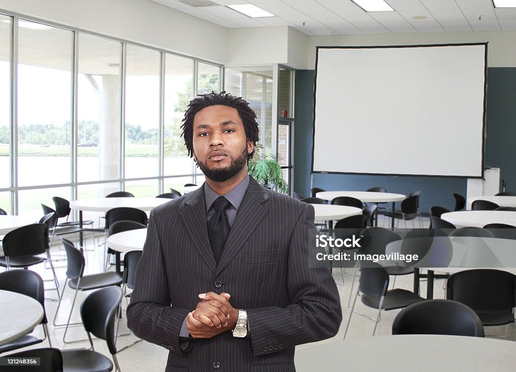 Nero Uomo d'affari in una sala riunioni - Foto stock royalty-free di Abbigliamento da lavoro