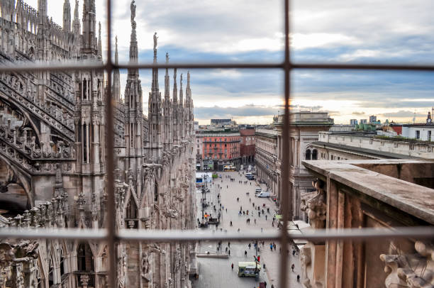 検疫中のイタリア:ミラノ大聖堂の頂上からミラノの街並み - emanuele ストックフォトと画像