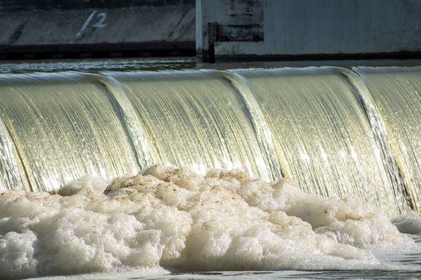 un río ancho, contaminado, agua espumosa que fluye a través de un vertedero. río odra opole - polonia. - odra river fotografías e imágenes de stock