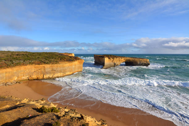 london arch, park narodowy port campbell, victoria - london arch great ocean road cliff australia zdjęcia i obrazy z banku zdjęć