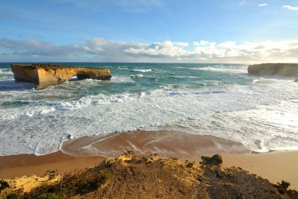 london arch, port campbell national park, victoria - formazioni calcaree london arch foto e immagini stock