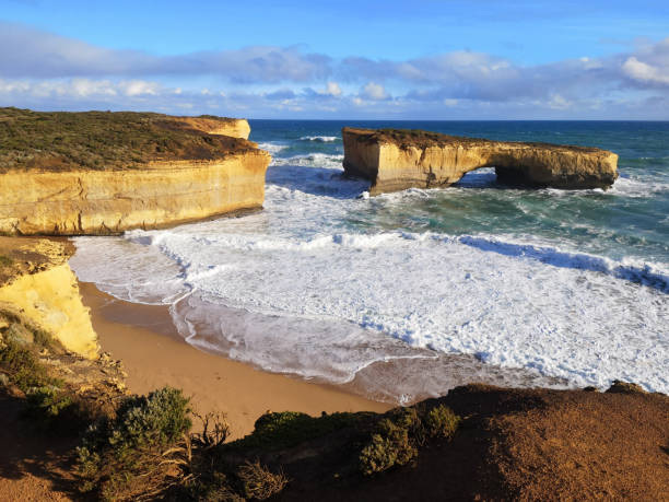 лондонская арка, национальный парк порт-кэмпбелл, виктория - london arch great ocean road cliff australia стоковые фото и изображения