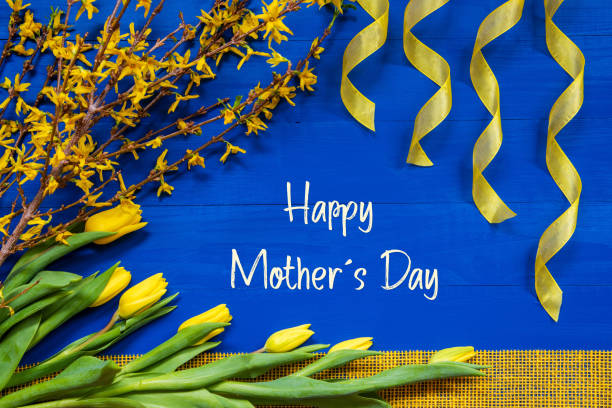 весенние цветы украшения, филиал, лента, текст счастливые матери день - mothers day tulip yellow greeting card стоковые фото и изображения