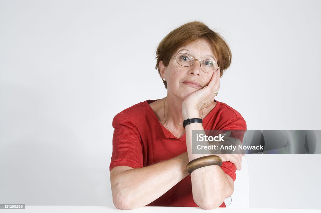 Reife Frau in Rot - Lizenzfrei Langeweile Stock-Foto