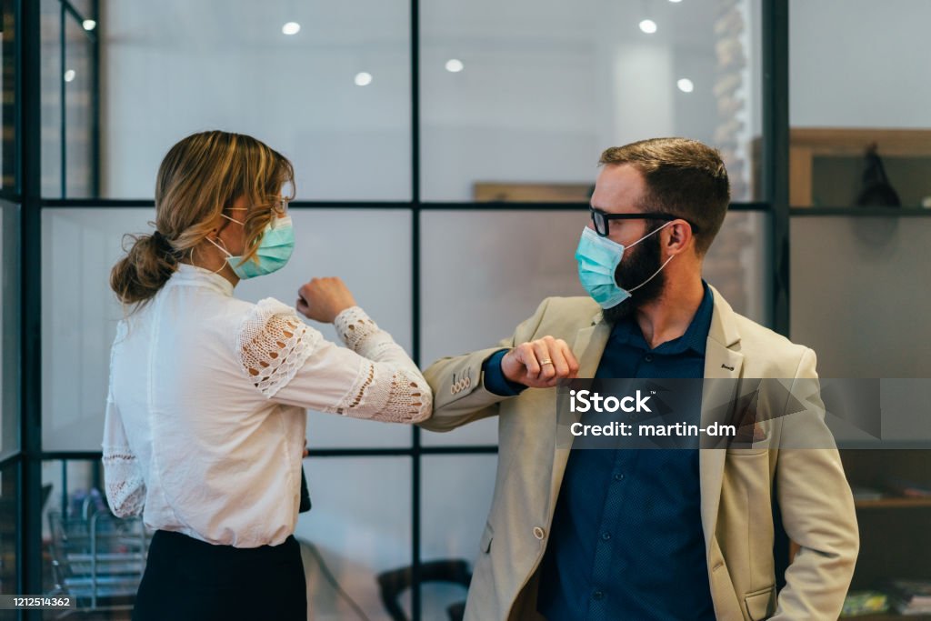 Geschäftsleute grüßen während der COVID-19-Pandemie - Lizenzfrei Berufliche Partnerschaft Stock-Foto