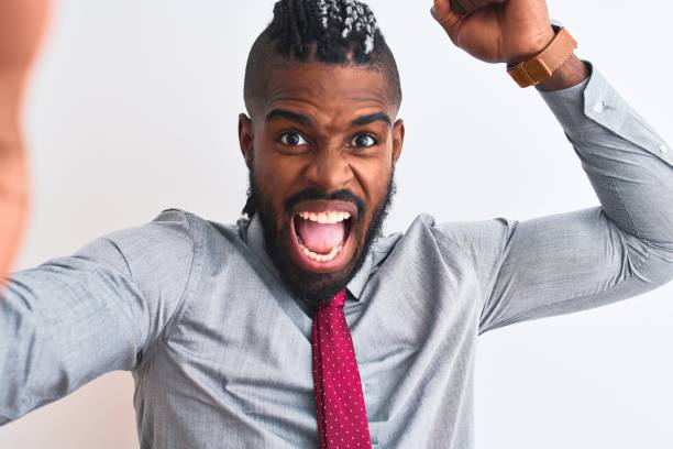 african american biznesmen zrobić selfie przez aparat na odizolowanym białym tle zirytowany i sfrustrowany krzycząc ze złości, szalony i krzycząc z podniesioną ręką, pojęcie gniewu - braids men black evil zdjęcia i obrazy z banku zdjęć