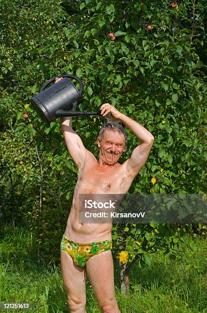 Uomo In Frutteto - Fotografie stock e altre immagini di Acqua - Acqua, Adulto, Adulto in età matura