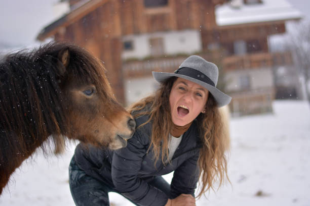 a menina com os cavalos na fazenda - horse inside of mountain snow - fotografias e filmes do acervo