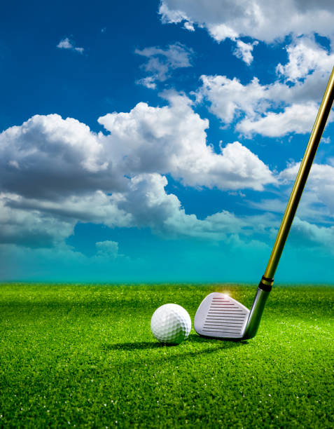 taco de golfe e bola de golfe no gramado - golf swing golf golf club golf ball - fotografias e filmes do acervo