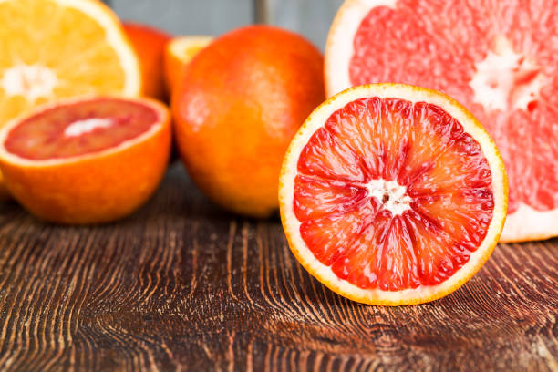 fruits orange rouge - pamplemousse photos et images de collection